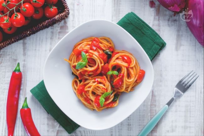 Spicy spaghetti nests - Italian recipes by GialloZafferano
