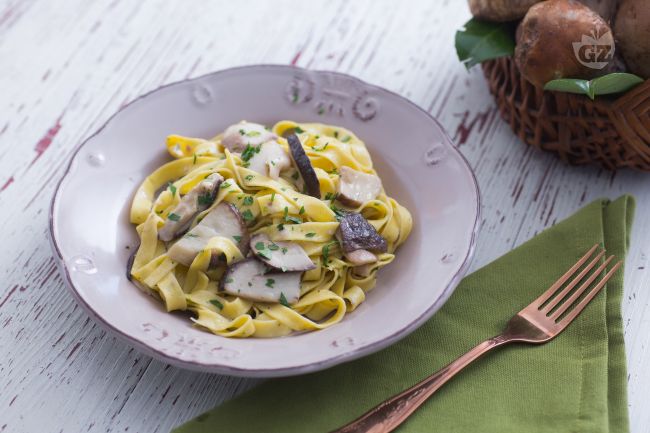 Tagliatelle with porcini mushrooms - Italian recipes by GialloZafferano