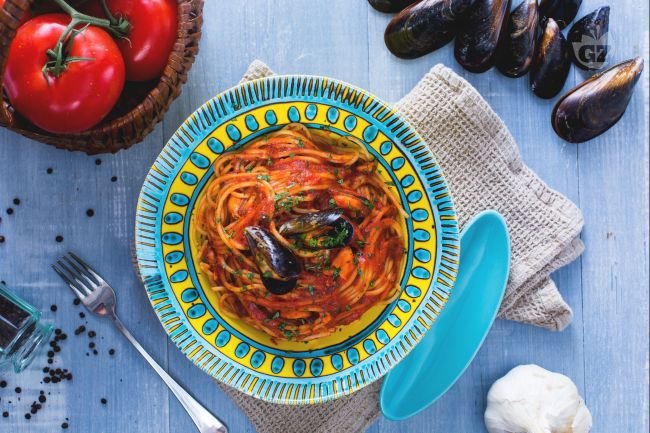 Spaghetti with mussels - Italian recipes by GialloZafferano