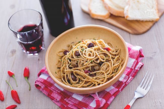 Spaghetti poveri (Spaghetti with anchovies, olives and capers) - Italian recipes by GialloZafferano