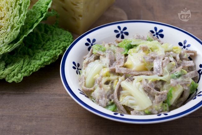 Pizzoccheri alla valtellinese (Buckwheat flat pasta with cabbage) - Italian recipes by GialloZaffera