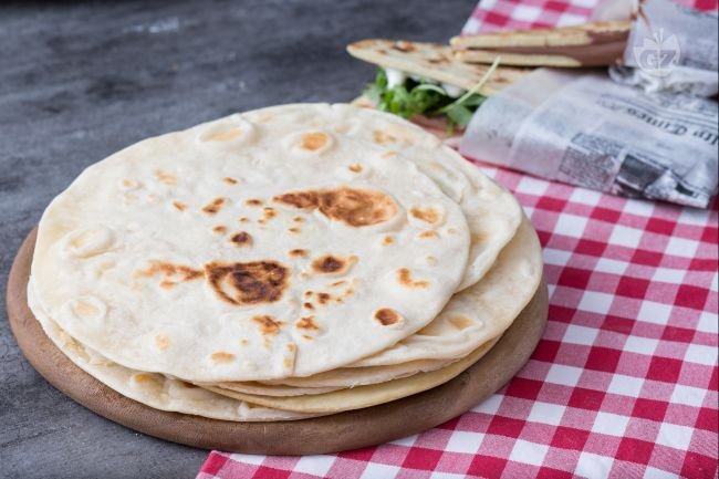 Piadina Romagnola (Romagna-style flat bread) - Italian recipes by GialloZafferano