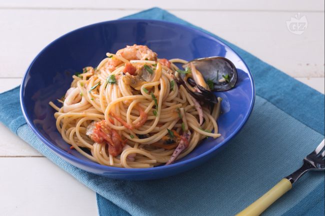 Seafood spaghetti - Italian recipes by GialloZafferano