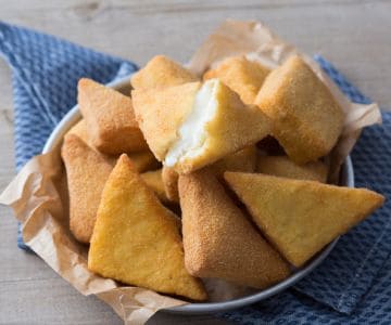 Mozzarella in carrozza (Fried mozzarella)