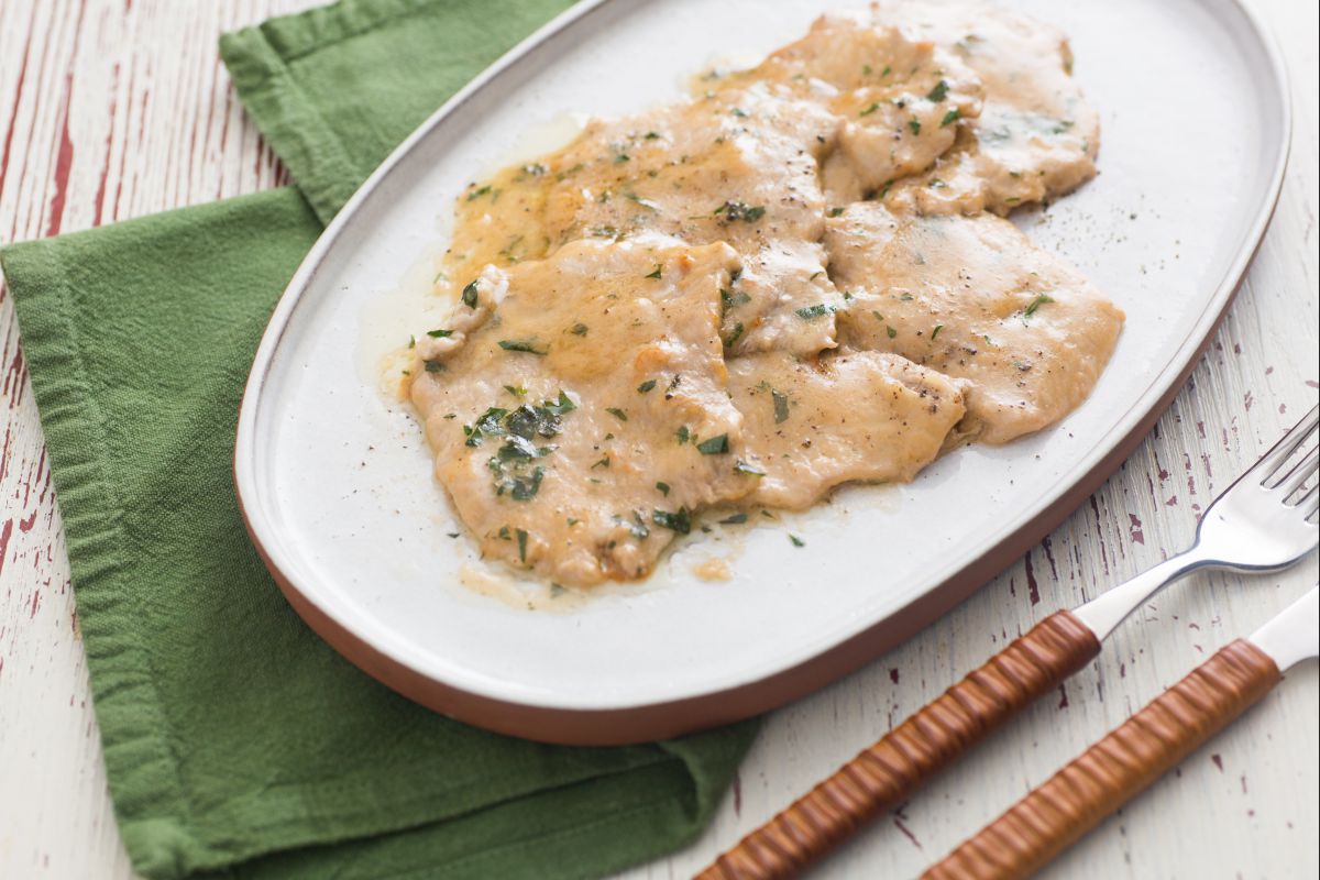 Veal scaloppine with white wine and parsley