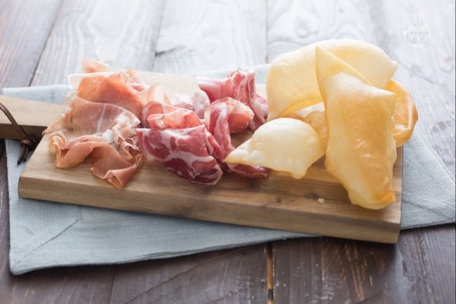 Gnocco fritto (Fried dough) - Italian recipes by GialloZafferano