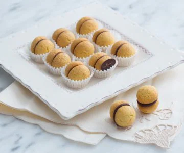 Baci di dama (Hazelnut cookies)