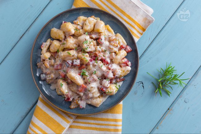 Gnocchi with speck and walnuts - Italian recipes by GialloZafferano