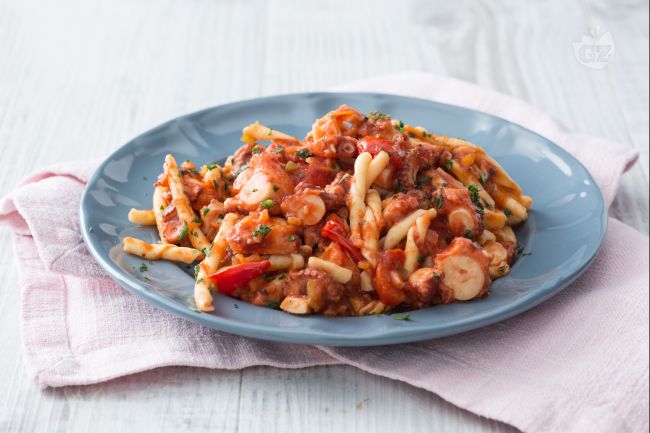 Strozzapreti pasta with octopus sauce - Italian recipes by GialloZafferano