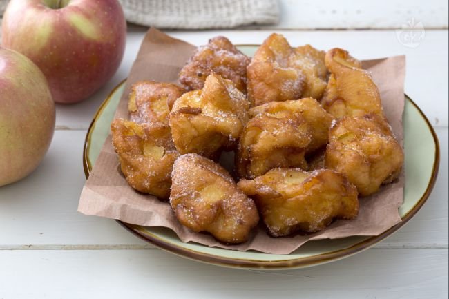 Apple and ricotta fritters - Italian recipes by GialloZafferano