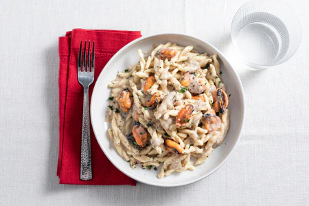 Strozzapreti with cheese, mussels, and pepper