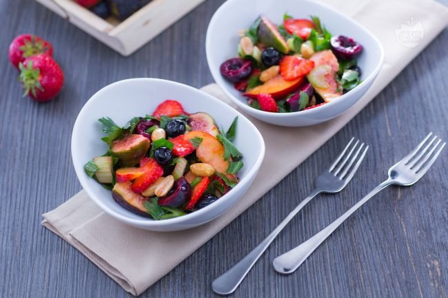 Fruit salad - Italian recipes by GialloZafferano