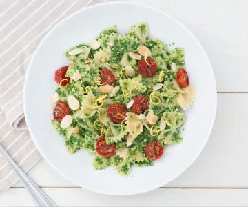 Pasta with arugula & lemon pesto and cherry tomatoes