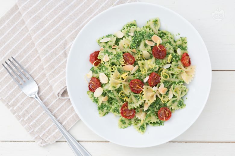 Pasta with arugula & lemon pesto and cherry tomatoes
