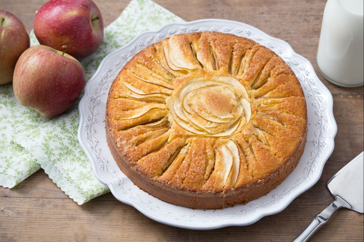 Spoke pattern apple cake