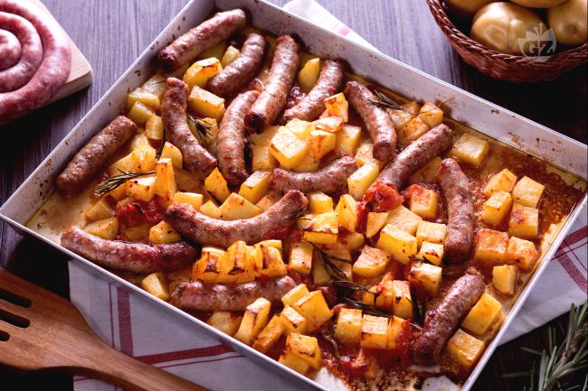 Baked sausage and potatoes - Italian recipes by GialloZafferano
