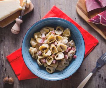 Tortellini with ham and cream