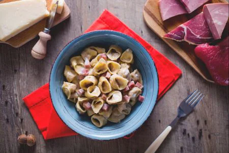 Tortellini with ham and cream