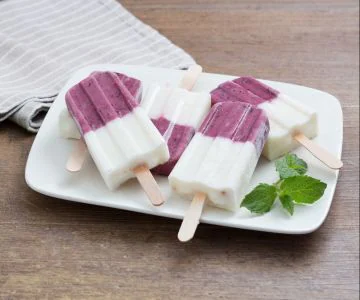 Yogurt and berries popsicles