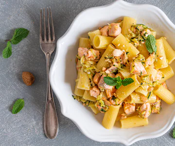 Pasta with zucchini and salmon