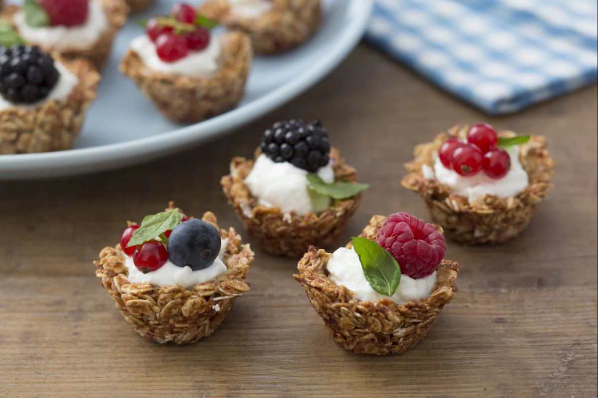 Oat tarts with yogurt and fruit