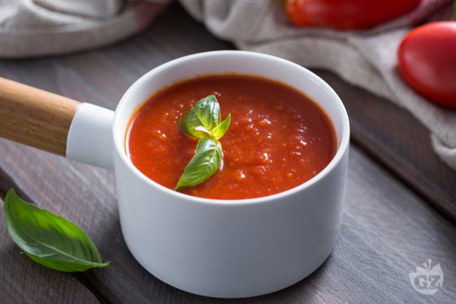 Fresh tomato sauce - Italian recipes by GialloZafferano