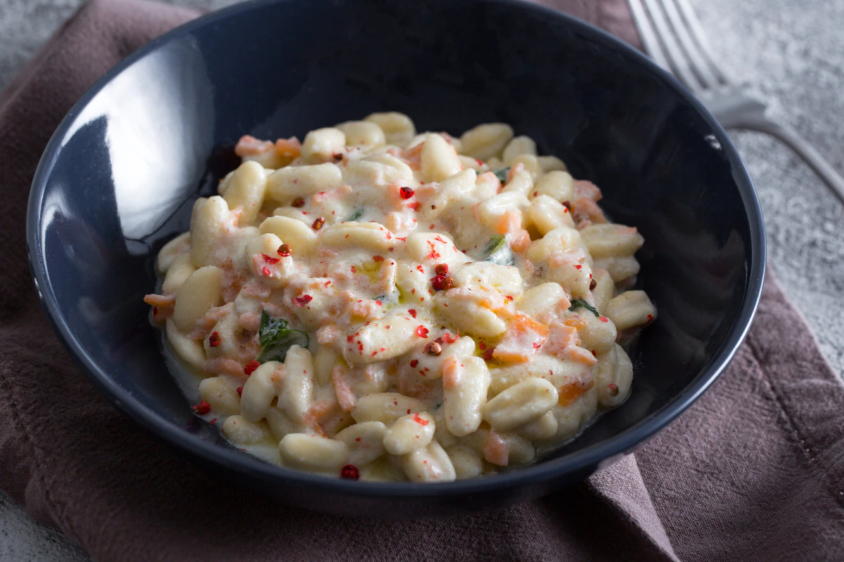 Pasta with burrata cream and smoked salmon