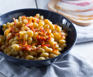 Pasta with chickpea cream and  guanciale