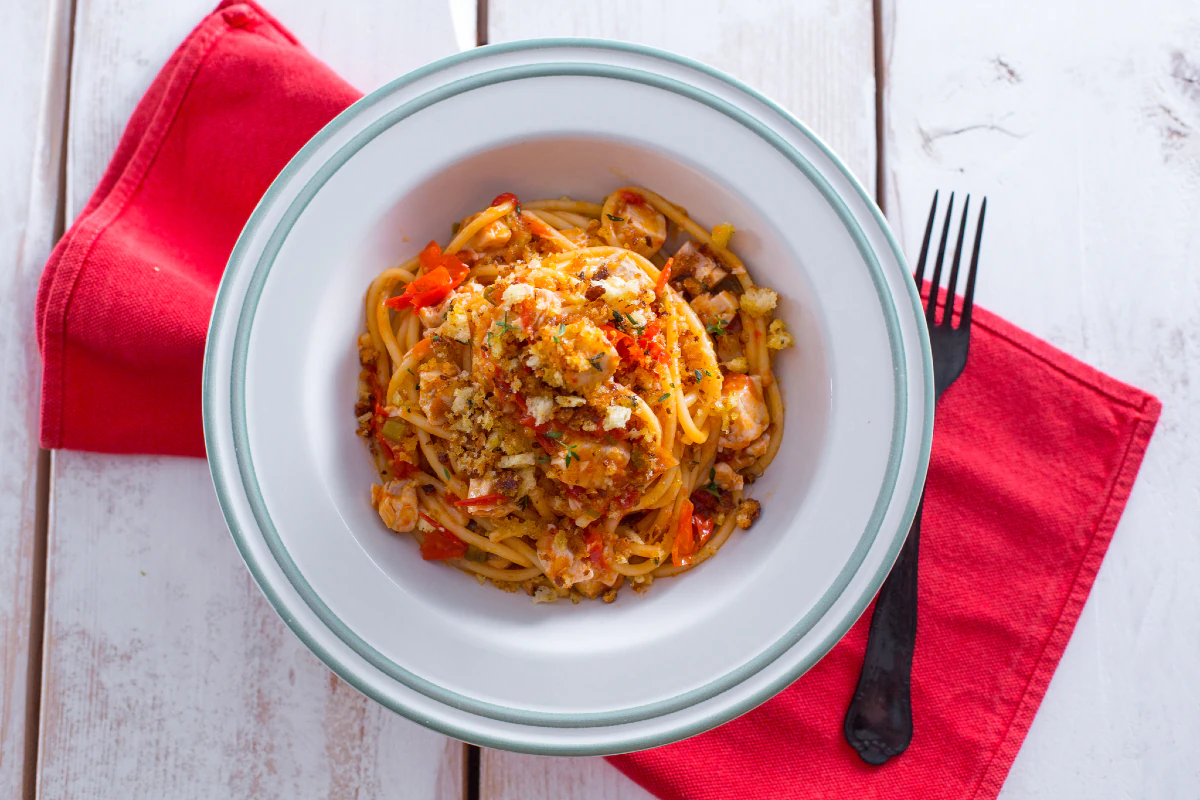 Spaghettoni with swordfish and breadcrumbs