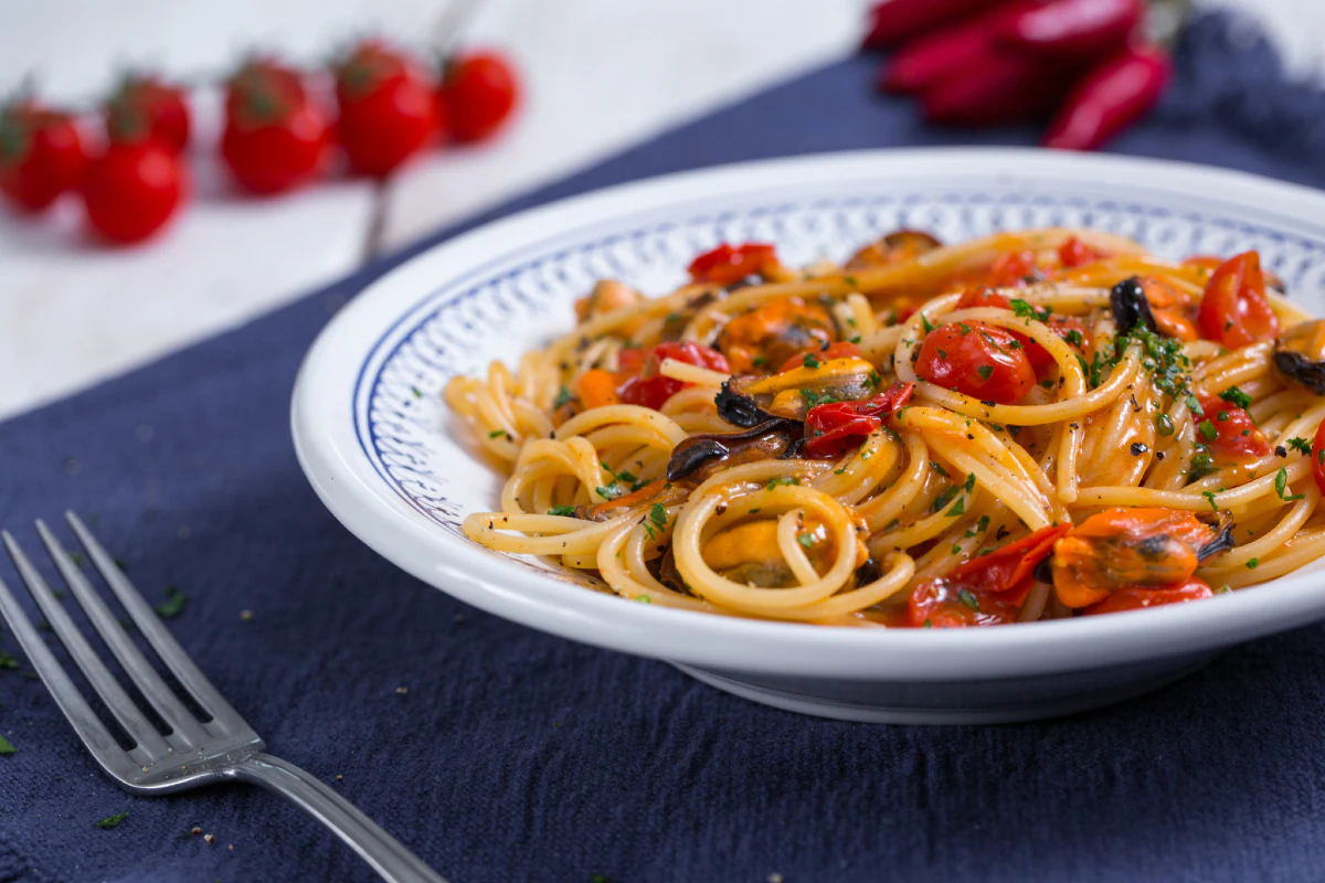 Spaghetti with mussels and cherry tomatoes