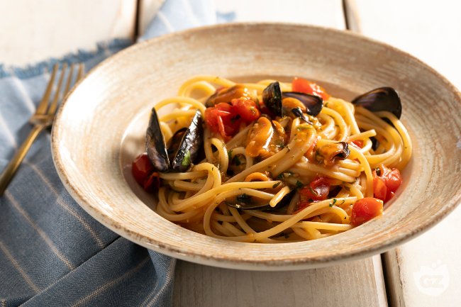 Spaghetti with mussels and cherry tomatoes - Italian recipes by GialloZafferano