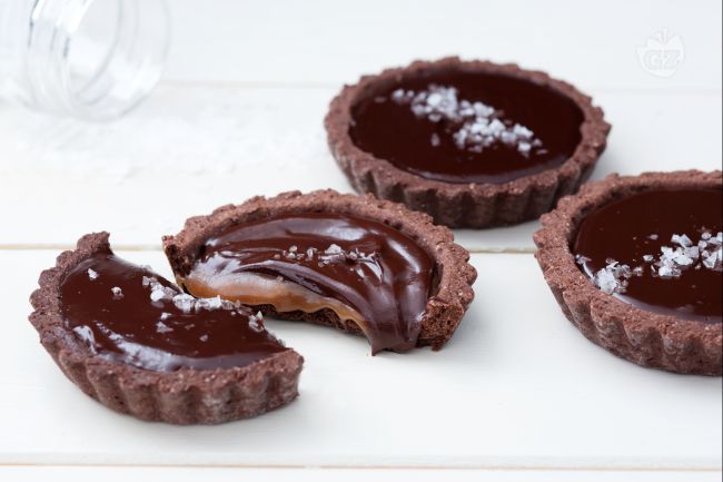Chocolate toffee tartlets - Italian recipes by GialloZafferano