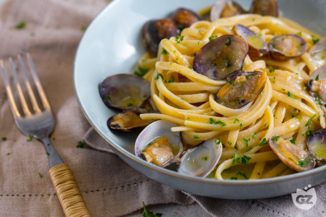 Linguine with clams and bottarga - Italian recipes by GialloZafferano