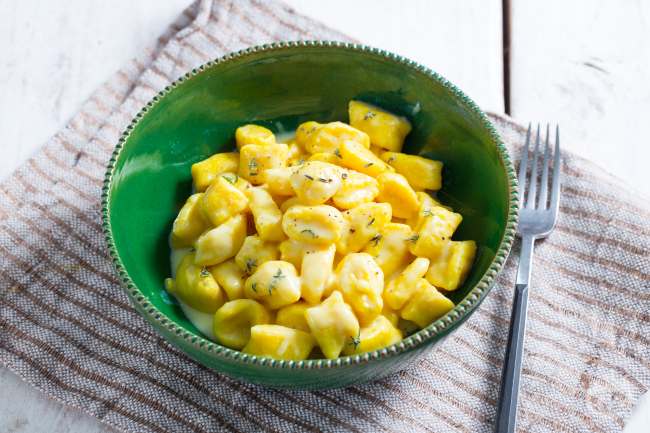 Ricotta and turmeric gnocchi - Italian recipes by GialloZafferano