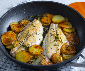 Pan-fried sea bream fillets and potatoes