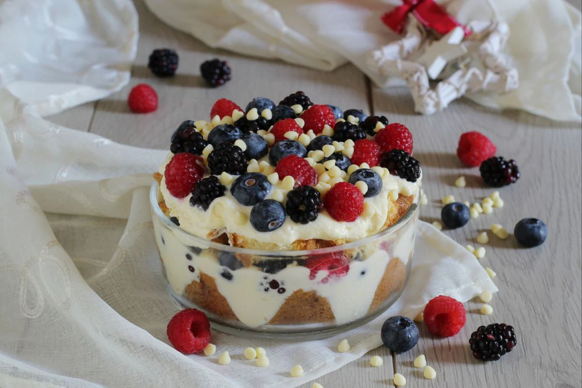 Pandoro tiramisù with wild berries