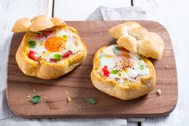 Eggs in bread - Italian recipes by GialloZafferano