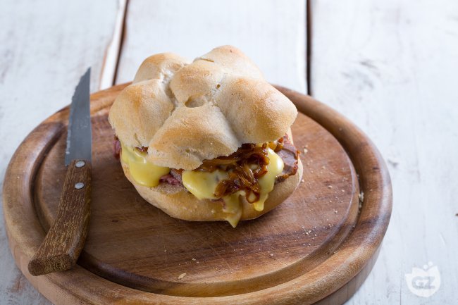 Roast beef and caramelized onion panini - Italian recipes by GialloZafferano