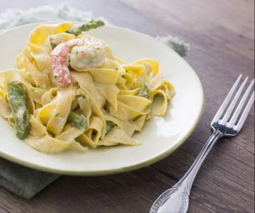 Pappardelle shrimps and asparagus