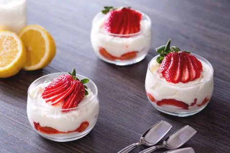 Strawberry tiramisu without eggs