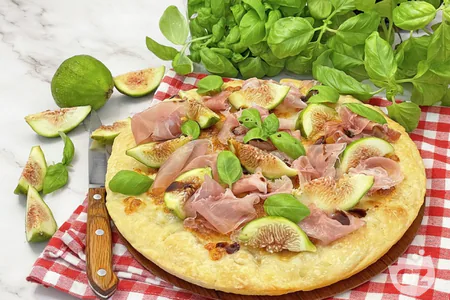 Fig and prosciutto pizza