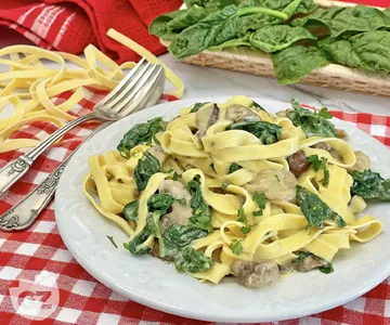 Creamy fettuccine with mushrooms and spinach