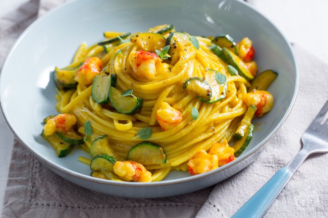 Linguine with shrimp, zucchini, and saffron - Italian recipes by GialloZafferano