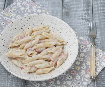 Creamy prosciutto pasta