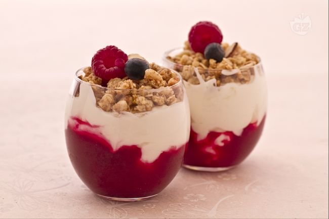Yogurt and Berry Cups - Italian recipes by GialloZafferano