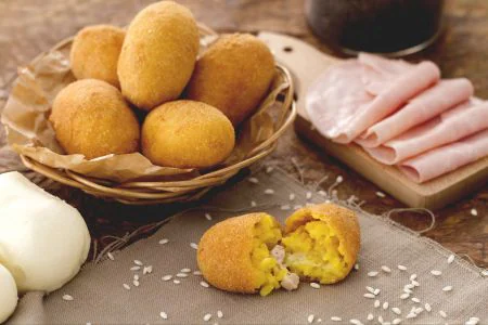 Rice croquettes with provola and prosciutto cotto