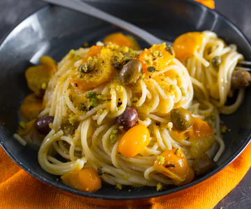 Spaghetti with anchovy sauce and cherry tomatoes