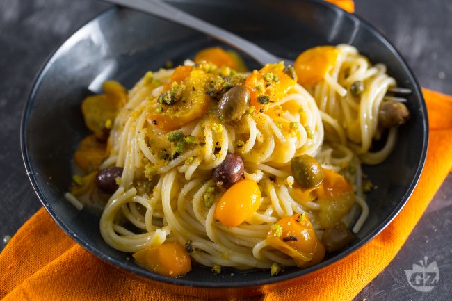 Spaghetti with anchovy sauce and cherry tomatoes - Italian recipes by GialloZafferano