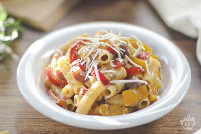 Pasta with peppers and bacon - Italian recipes by GialloZafferano