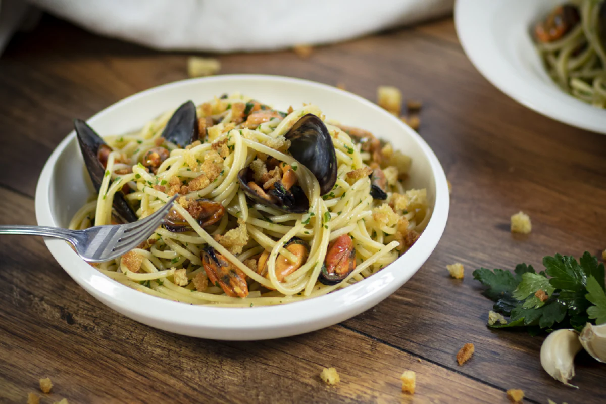 Pasta with Mussels and Breadcrumbs